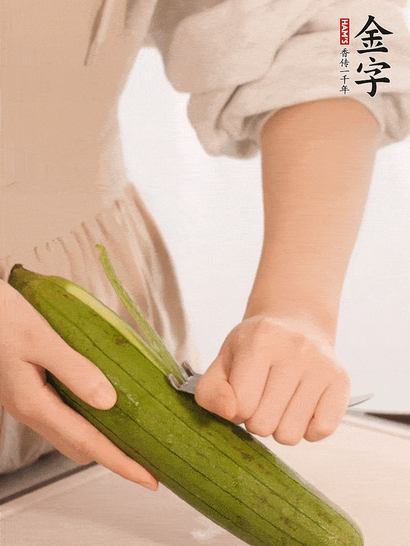 丝瓜去皮切滚刀块用盐杀一下水分洗净。。
