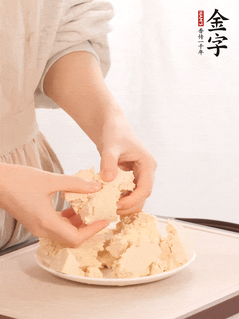 老豆腐用手掰成块。。