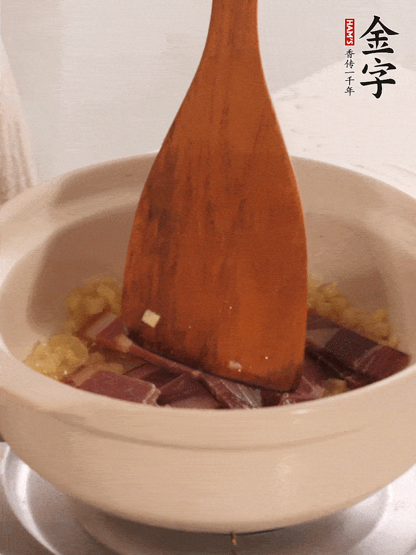 加热水，，，参与白菜盖上盖子煨煮3分钟。。