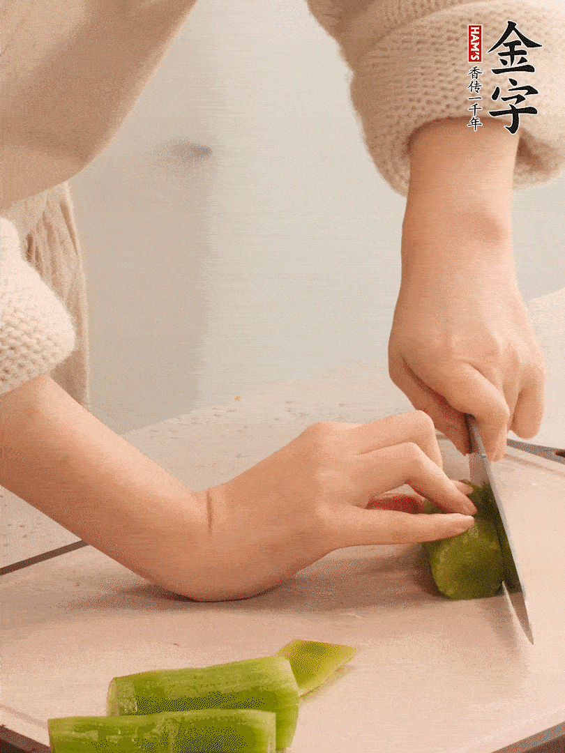 莴笋和白萝卜用擦丝器擦成细丝。。。