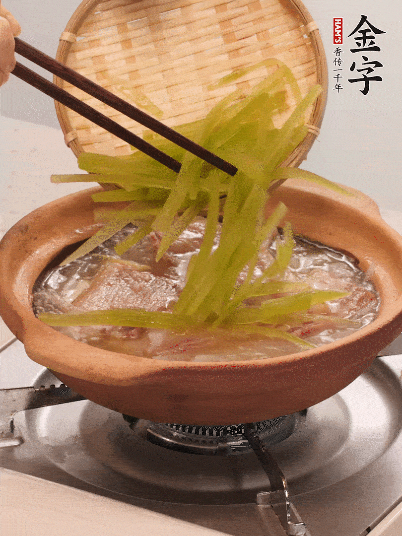 放入白萝卜丝持续炒软炒至通明状。。。