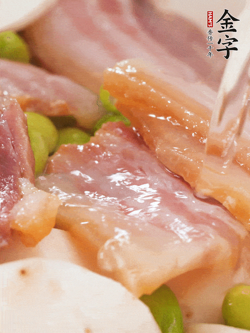 倒入芋艿、、、熟毛豆，，翻炒均匀，，加1小碗水煮开