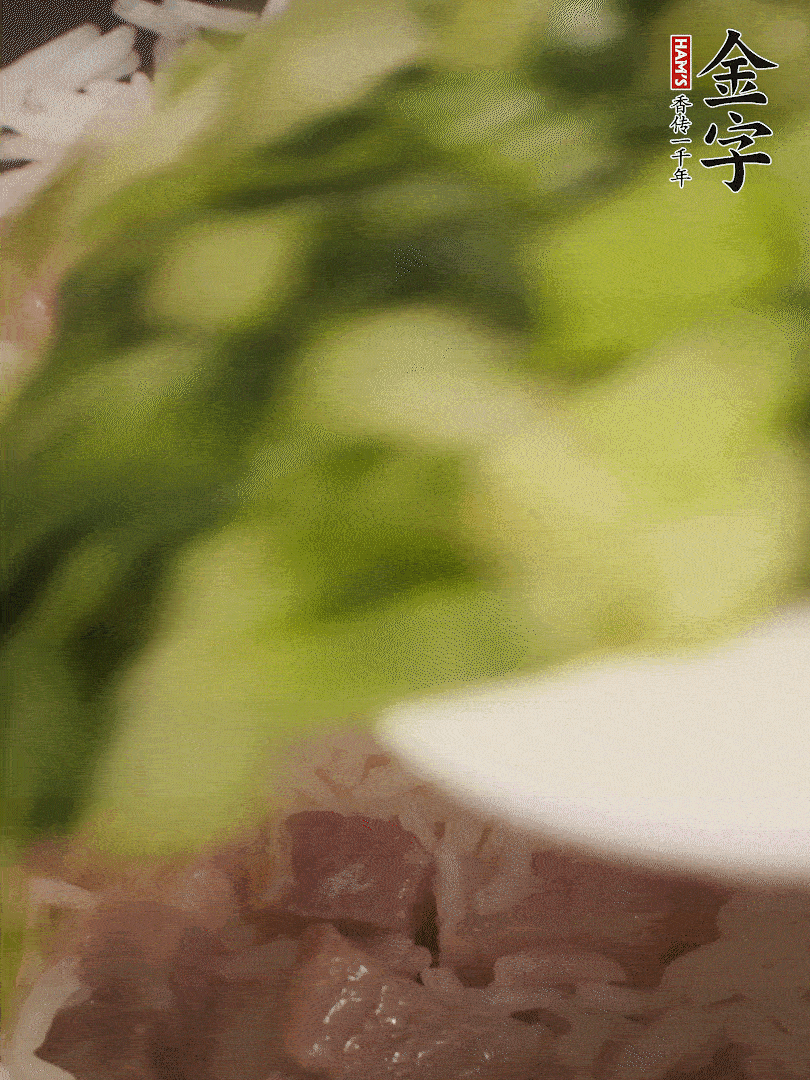 将焖煮好的米饭，倒入炒熟的蔬菜中，翻炒均匀钔持续焖煮5分钟