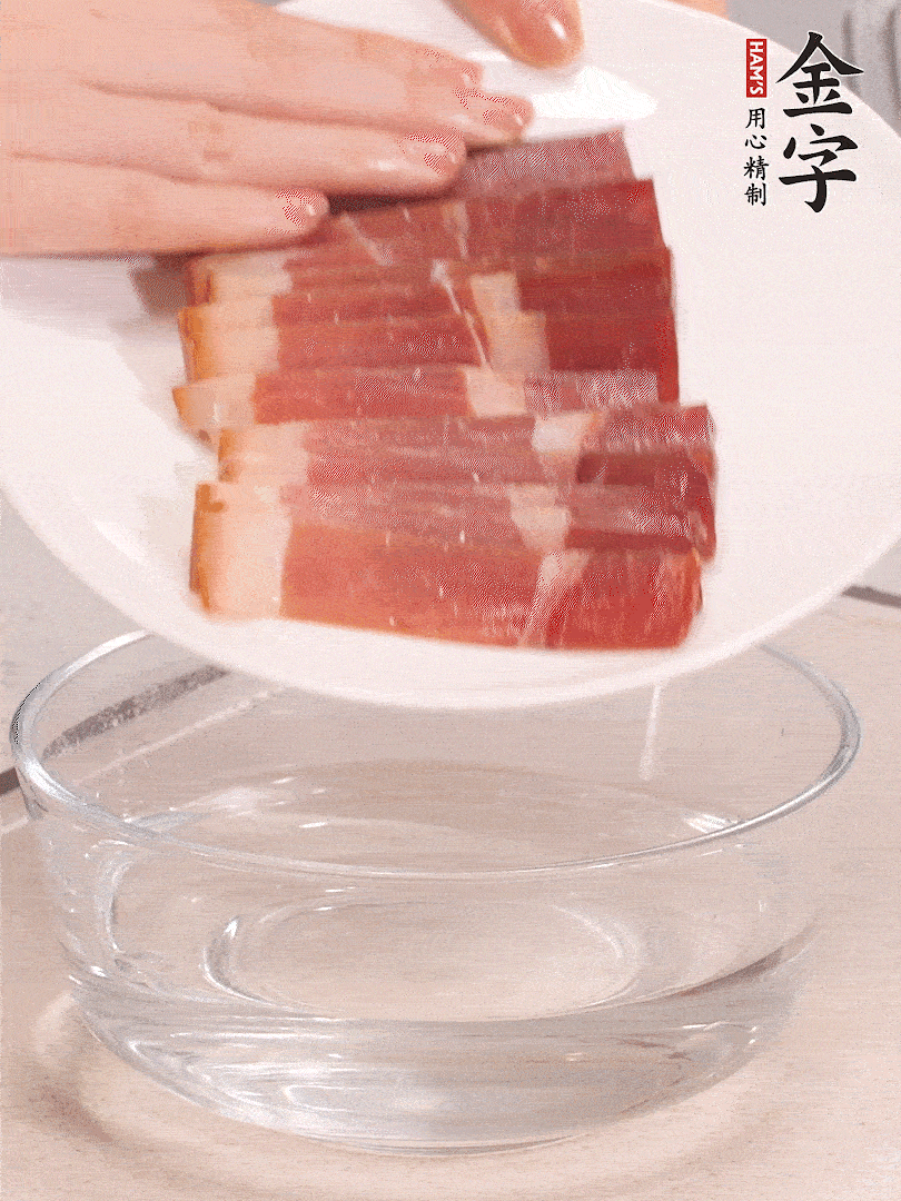 鸭腿冷水下锅，，加姜片、、、料酒焯水