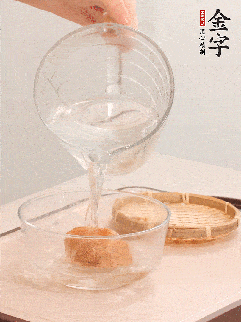 猴头菇至少泡发半小时，将浸泡后的黄水挤干；