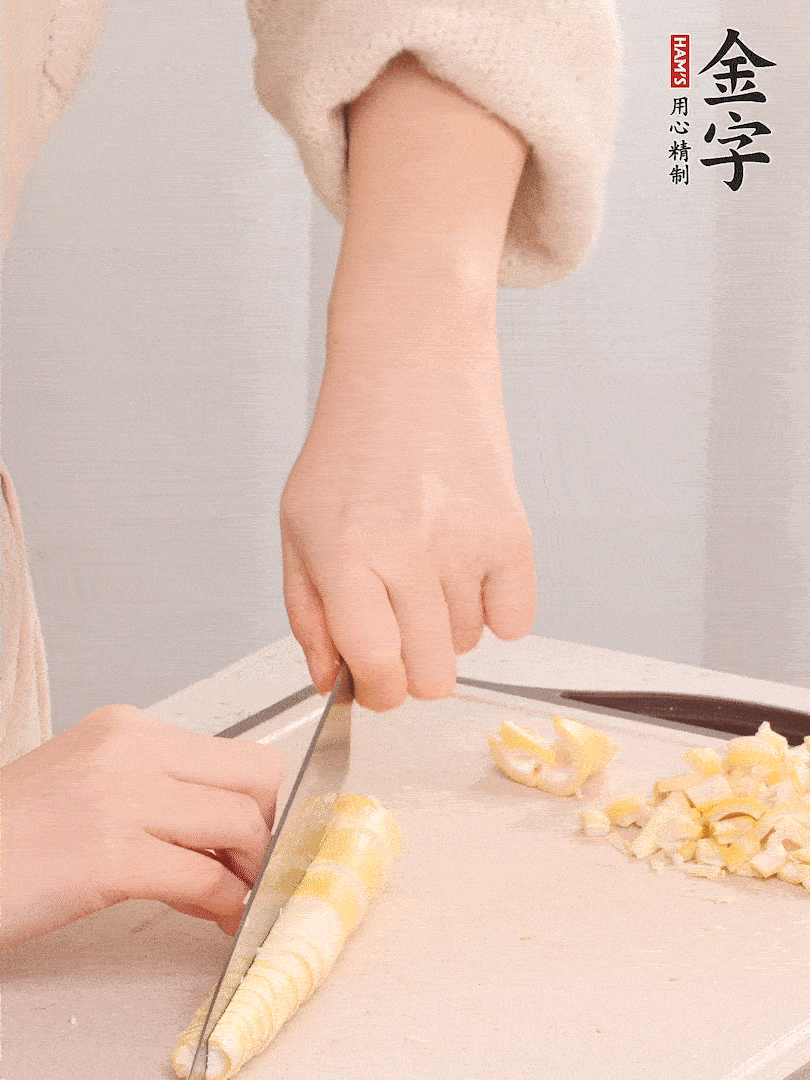 春笋去皮切小块，，，焯水2分钟左右