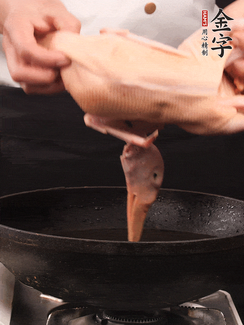 处置干净的老鸭1只，黄酒小半碗，姜几片，一路放入冷水，煮沸焯水3分钟，去除血沫
