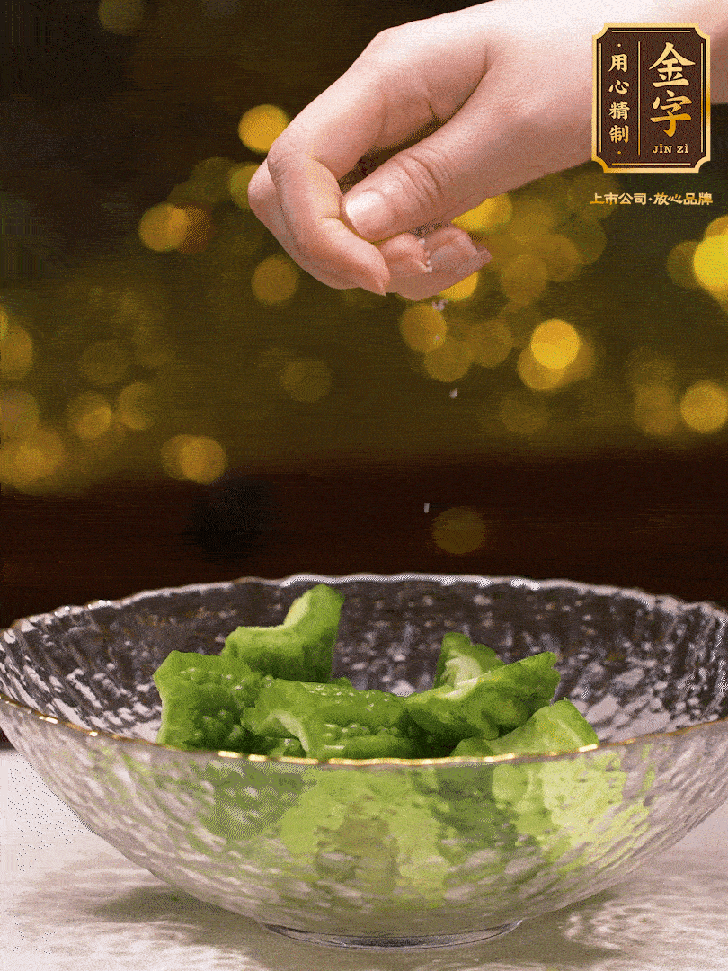 处置好的苦瓜切段（5cm），，加点盐盐腌一下，，去除一下苦味