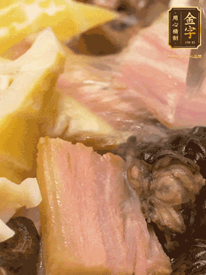 倒入滚烫的热水，，炖煮20分钟，，汤浓汁白