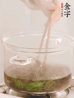 香椿焯水，，，变色后捞出，，，切成小段