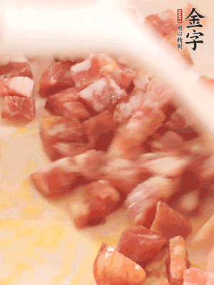 香肠炒出油脂，，，参与蚕豆煸炒