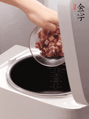 锅中倒入猪油，油热后炒熟上海青，给倒一些盐调味