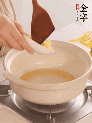 锅里留少量底油煸香火腿和姜末。。