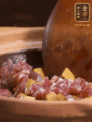 热油下蒜片，，倒入香肠丁、、牛肝菌丁翻炒出香味