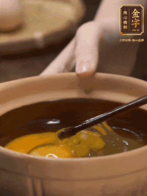 鸡蛋打入砂锅，充分打匀，1.5倍的温水加一勺盐，倒入蛋液中，搅拌均匀后用勺子舀去理论浮沫