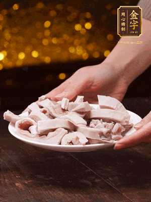 猪肚冷水下锅，，，姜葱料酒去腥，，，水开煮5分钟，，，捞出，，，切小块。！！！