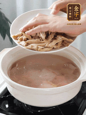 再下笋干段，，加水、一些黄酒中火炖煮15分钟！！