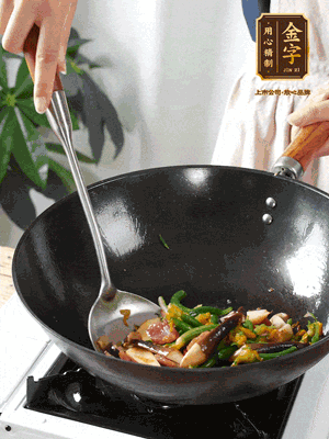 煸香蒜末，，，下香肠翻炒均匀，，，再顺次下鸡纵菌、黄瓜花