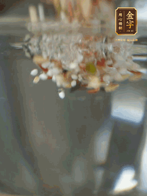 杂粮提前浸泡6小时，洗净后下砂锅