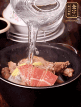 所有食材放入电饭锅，，加2勺料酒，，足量的开水，，按煲汤键煮汤