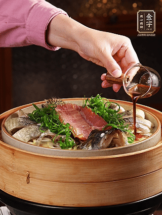 蒸鱼时做蒸鱼酱汁：：：锅中少油，，葱白段、姜片、蒜片、洋葱丝爆香，，加2勺蒸鱼豉油、3勺净水、一点白糖煮沸！。（比单纯淋蒸鱼豉油香得多）