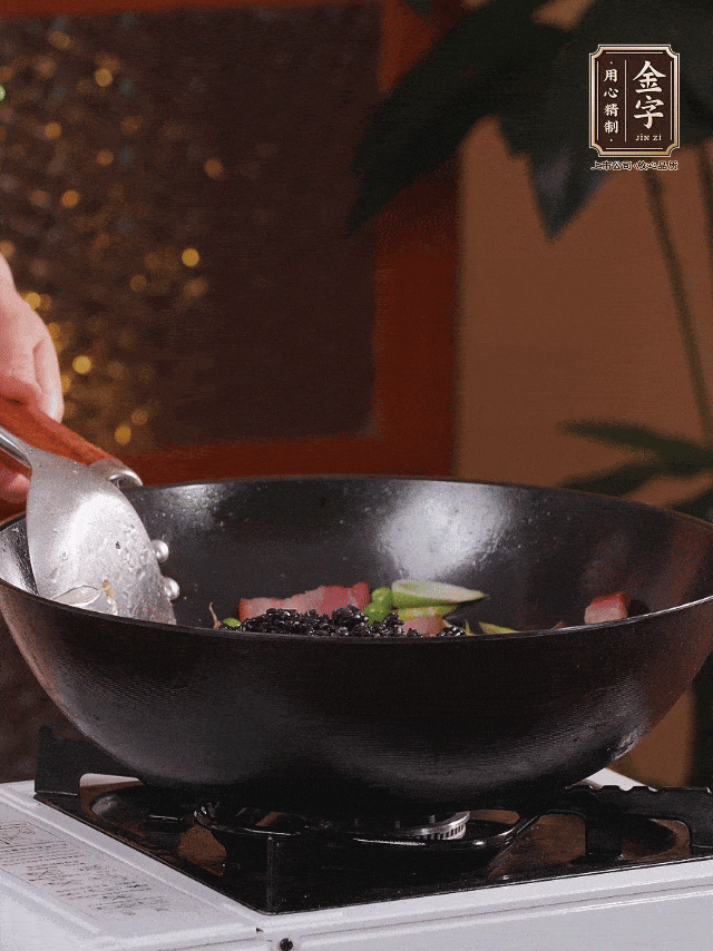 下乌米：：将泡好的乌米沥干，倒入锅中和所有配料一路翻炒均匀，让每一粒米都裹上油脂。！！！