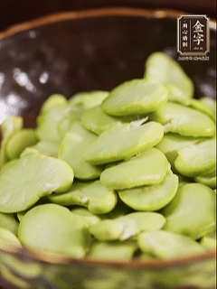 蚕豆去壳去皮，，豆瓣掰成2瓣
