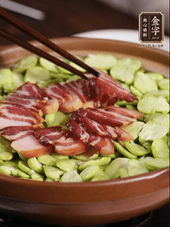 中火煮至水分微微收干时，，铺上豆瓣、酱肉，，沿着锅边淋一圈油