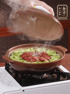 中小火焖5-6分钟，，动弹砂锅维持受热均匀，，出锅时淋上煲仔饭酱油